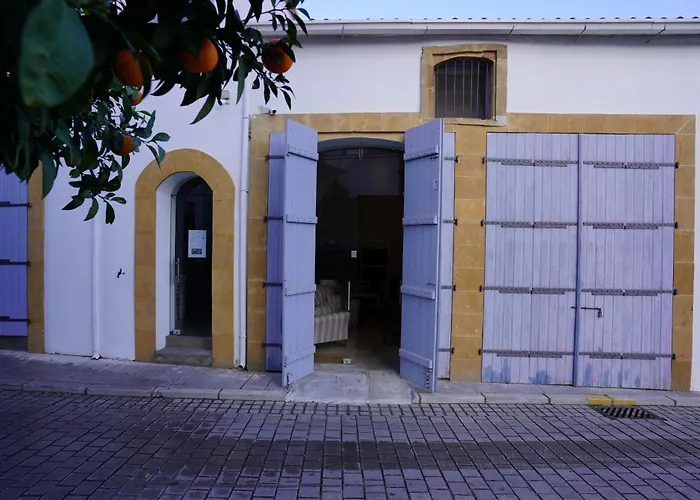 Large Kamara Studio