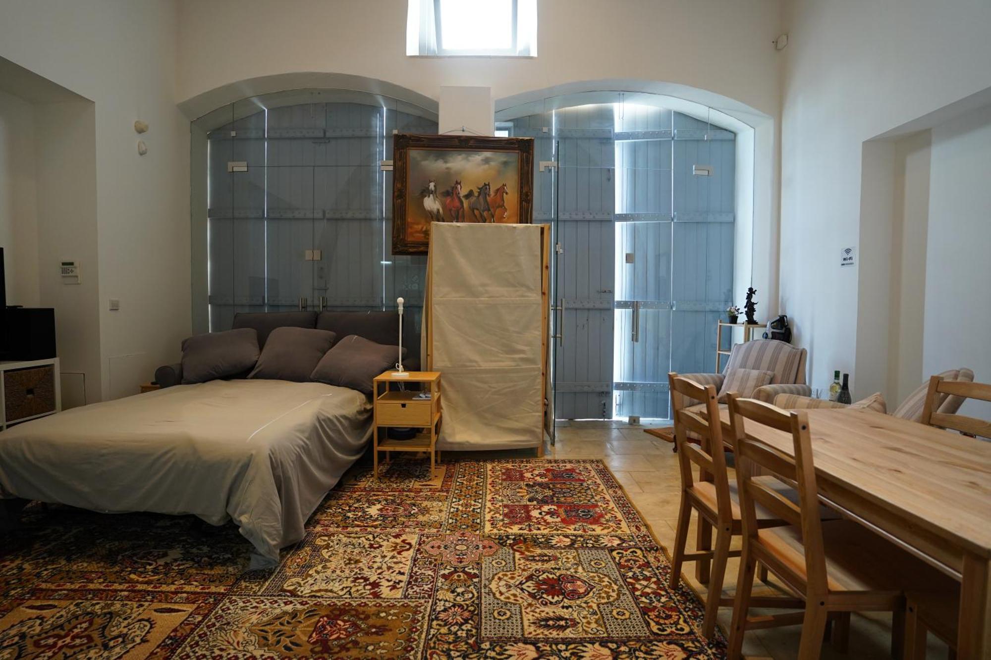 Large Kamara Nicosia