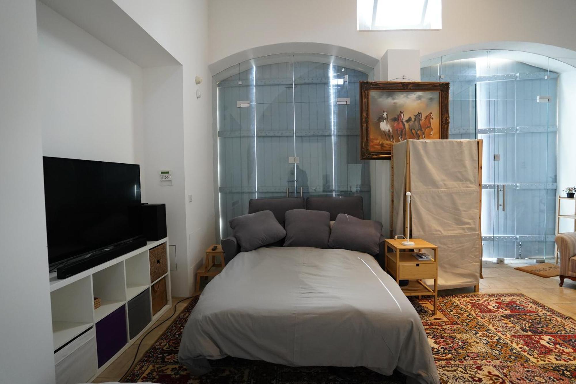Large Kamara Nicosia